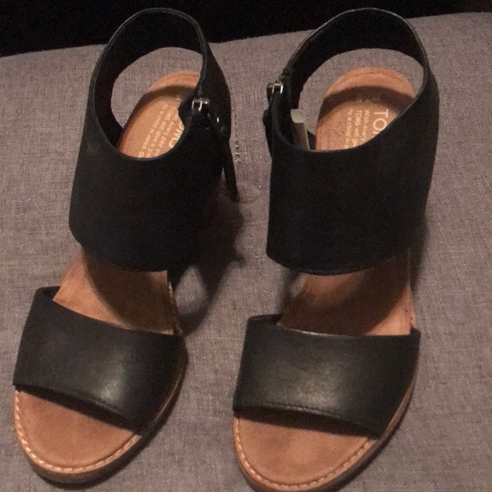 Tom’s sandals